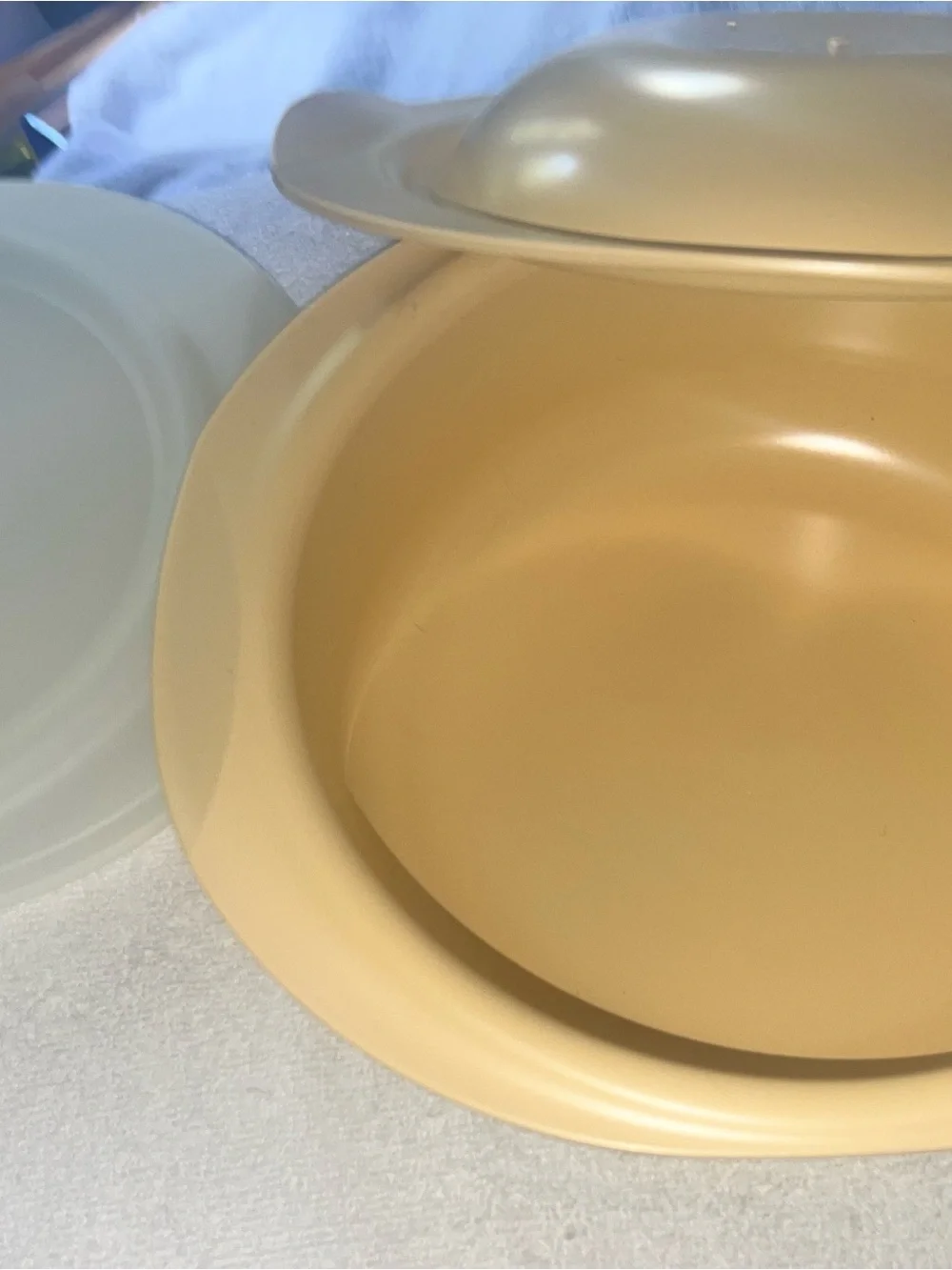 Vintage New Tupperware Ovenworks 2qt ROUND casserole, lid and seal Yellow 2 qt